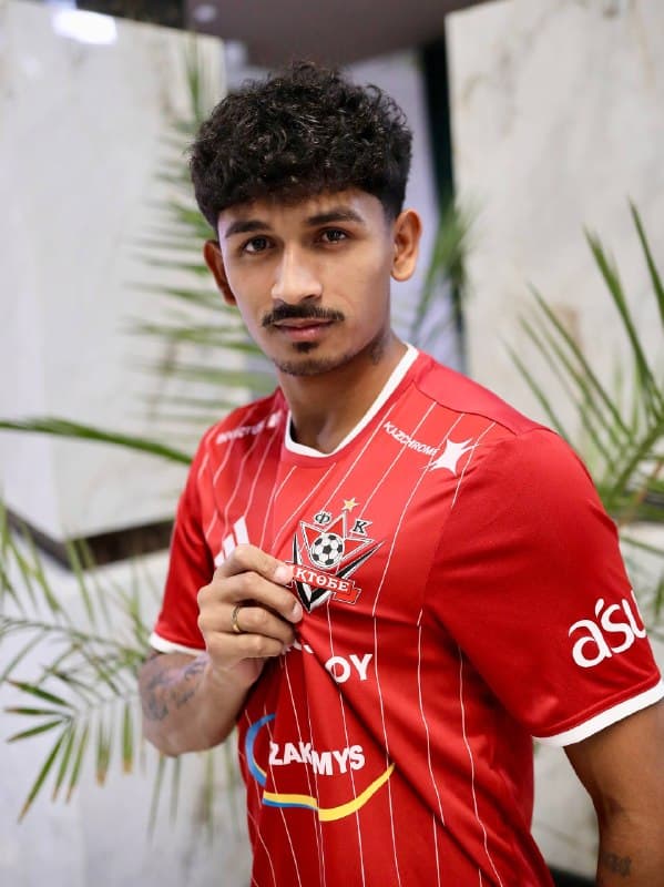 Гауденсио с командой в Туркестане