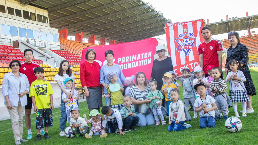 Ақтөбе» футбол клубы Parimatch Foundation халықаралық қорымен бірлесіп балаларға сыйлық жасады